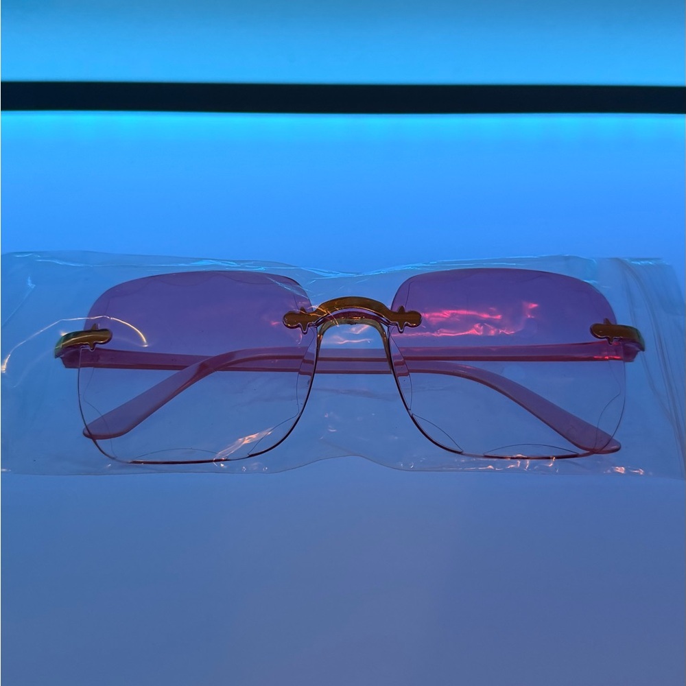 🥳 2 for $15 🥳 Stylish Pink Gradient Sunglasses with Gold Accents - Picture 3 of 3
